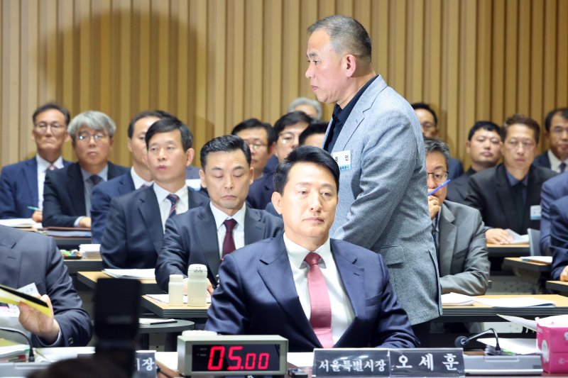 '정치 브로커' 명태균씨가 23일 오후 서울 중구 서울시청에서 열린 국회 행정안전위원회 서울시청 국정감사에서 권칠승 더불어민주당 의원 질의에 답변하기 위해 발언대로 향하고 있다. 2025.10.23/뉴스1 ⓒ News1 황기선 기자