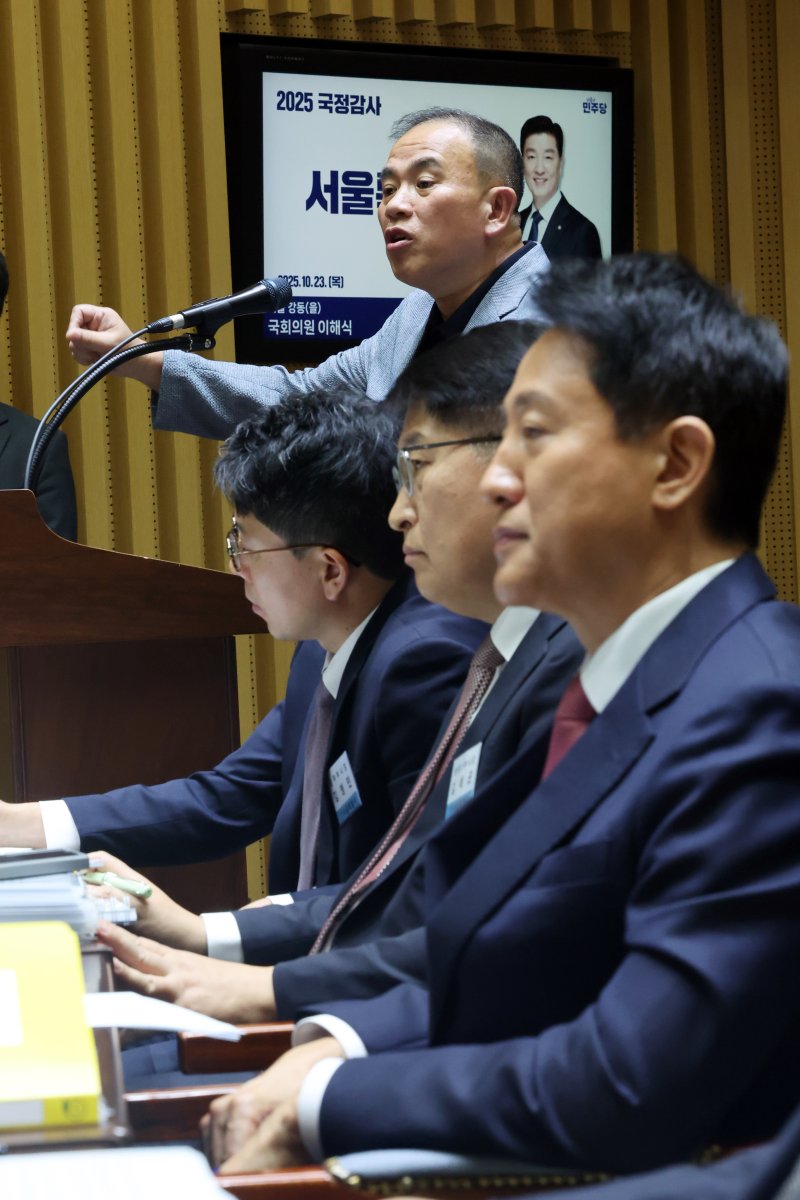 '정치 브로커' 명태균씨가 23일 오후 서울 중구 서울시청에서 열린 국회 행정안전위원회 서울시청 국정감사에서 의원질의에 답하고 있다. 2025.10.23/뉴스1 ⓒ News1 황기선 기자