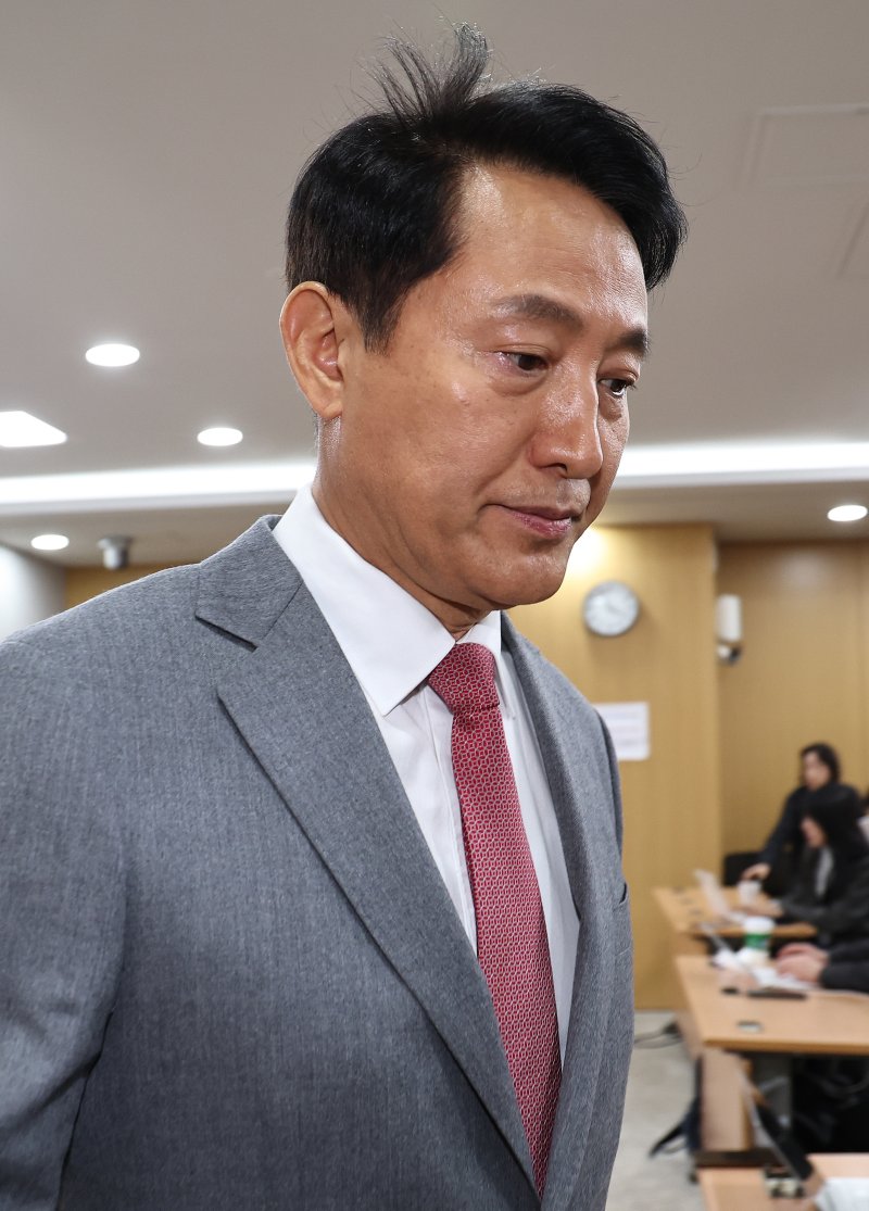 오세훈 서울시장이 1일 오후 서울시청에서 김건희 특검이 오 시장을 '명태균 여론조사비' 대납 혐의로 기소한 것과 관련해 입장을 밝힌 뒤 브리핑실을 나서고 있다. 2025.12.1/뉴스1 ⓒ News1 구윤성 기자