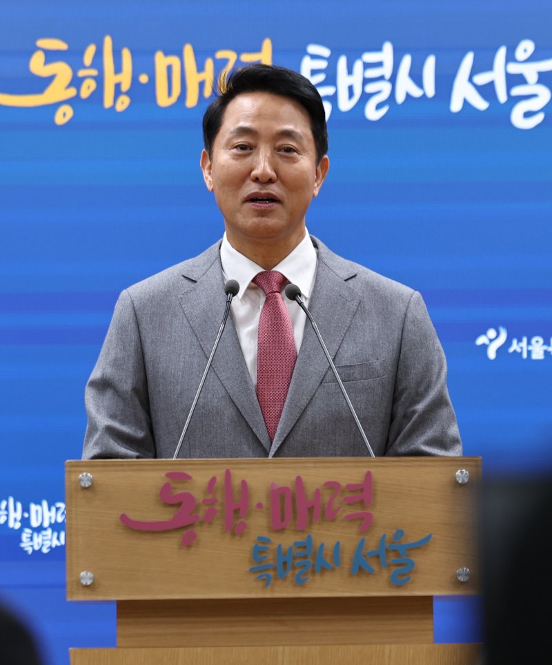 오세훈 서울시장이 1일 오후 서울시청 브리핑실에서 김건희 특검이 오 시장을 '명태균 여론조사비' 대납 혐의로 기소한 것과 관련해 입장을 밝히고 있다. 2025.12.1/뉴스1 ⓒ News1 구윤성 기자