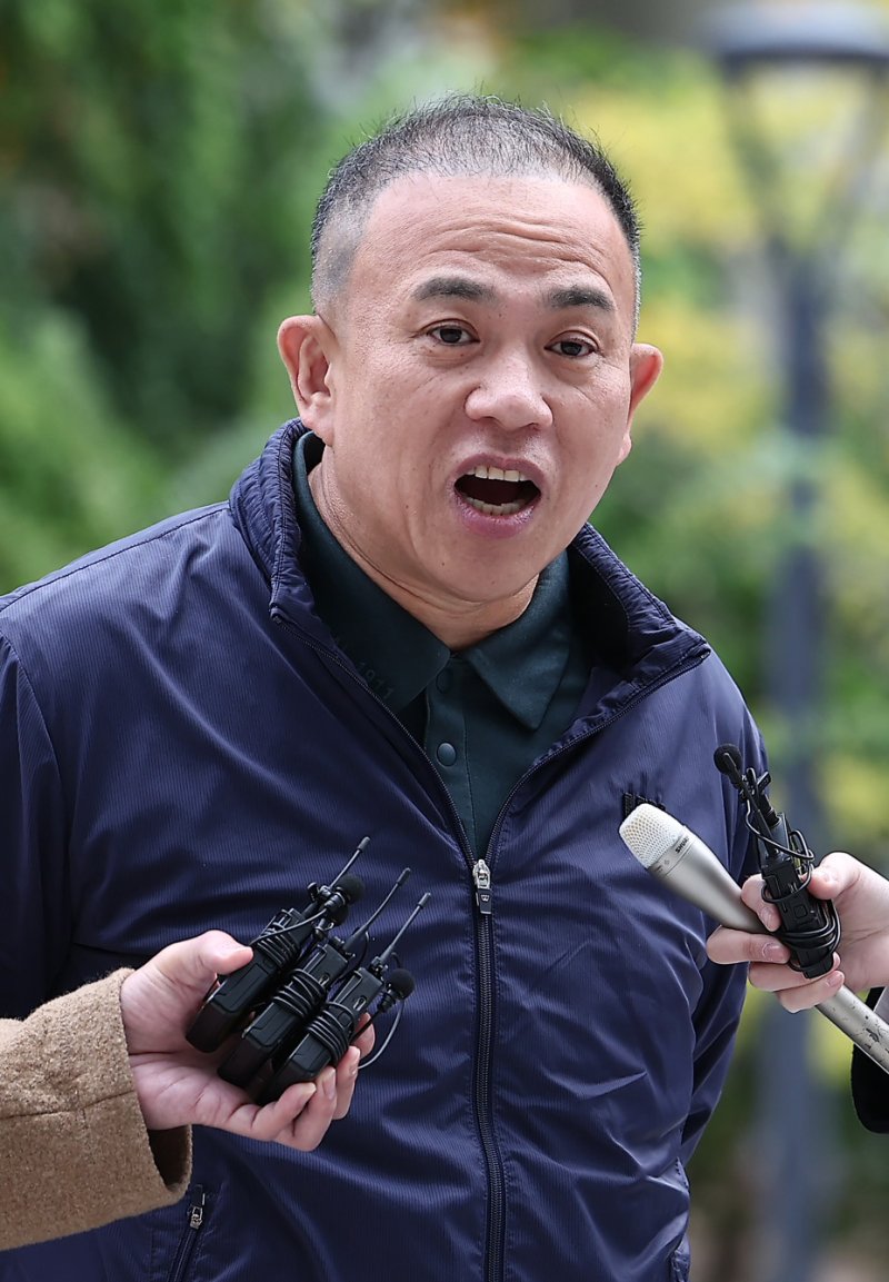 '정치 브로커' 명태균 씨가 8일 서울 종로구 KT광화문빌딩에 마련된 김건희 특검(특별검사 민중기) 사무실에 오세훈 서울시장과의 대질 조사를 위해 참고인 신분으로 출석하며 입장을 밝히고 있다. 2025.11.8/뉴스1 ⓒ News1 김성진 기자