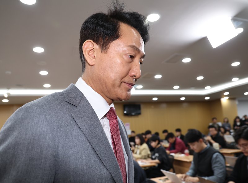 오세훈 서울시장이 1일 오후 서울시청에서 김건희 특검이 오 시장을 '명태균 여론조사비' 대납 혐의로 기소한 것과 관련해 입장을 밝힌 뒤 브리핑실을 나서고 있다. 2025.12.1/뉴스1 ⓒ News1 구윤성 기자