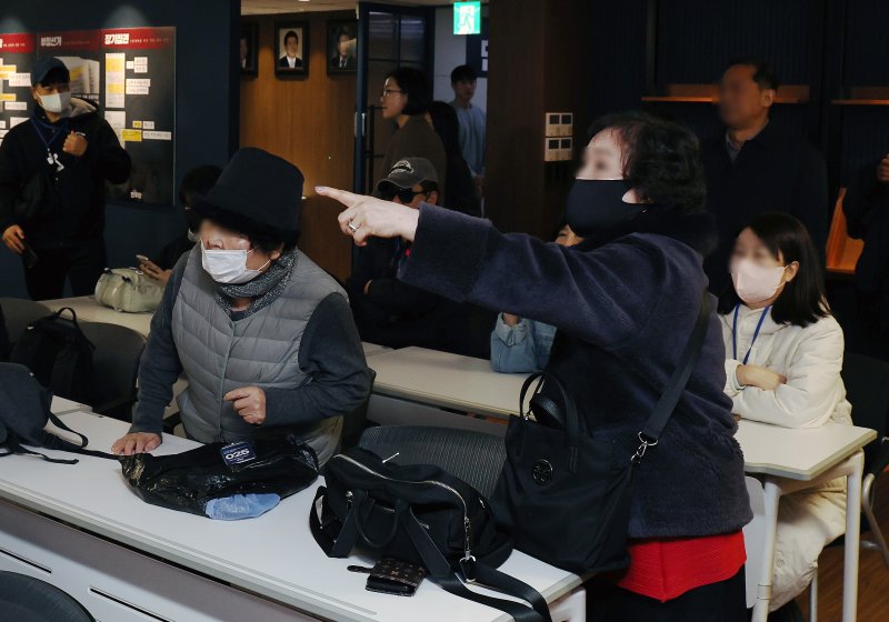 더불어민주당 대의원·전략지역 당원 역할 재정립 태스크포스(TF) 단장인 조승래 의원이 1일 오후 서울 여의도 더불어민주당사 당원존에서 열린 '당원 주권 정당 실현을 위한 제도개선 토론회'에서 일부 당원들이 당사 입장제한에 항의하고 있다. 2025.12.1/뉴스1 ⓒ News1 구윤성 기자