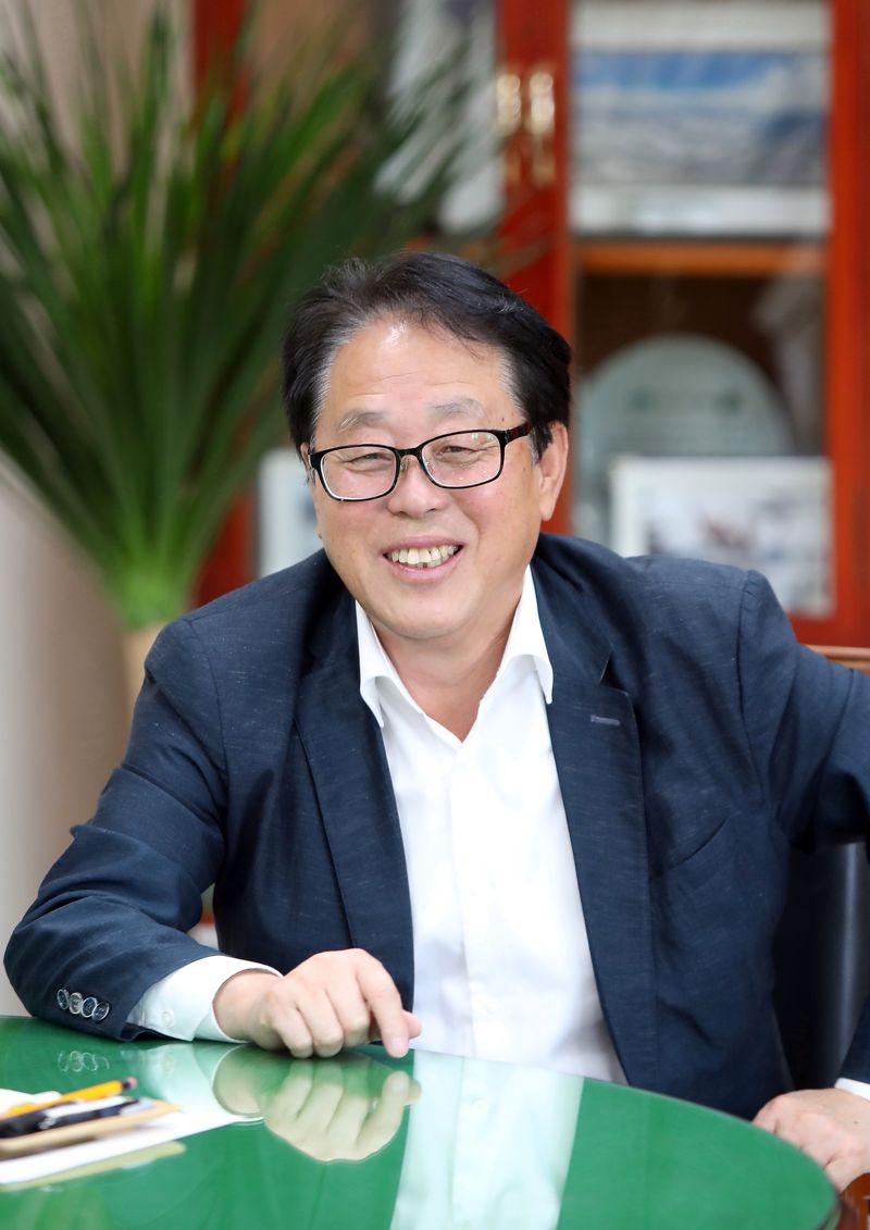 최상기 인제군수가 2일 본지와의 인터뷰에서 "관광객들이 설악산 자락의 수려한 자연이 사계절 모두 다른 색 배경으로 변하는 인제에서 힐링하면서 모터스포츠와 레저를 즐길 수 있도록 콘텐츠를 업그레이드하겠다"고 강조했다. 인제군 제공