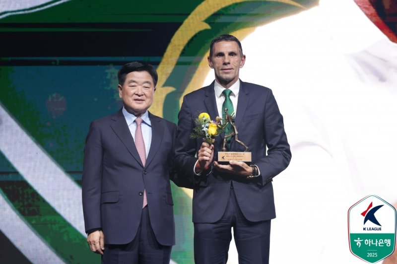 [서울=뉴시스] 프로축구 K리그1 전북 현대 거스 포옛 감독, 하나은행 K리그 2025 대상 시상식서 올해의 감독상 수상. (사진=한국프로축구연맹 제공) *재판매 및 DB 금지