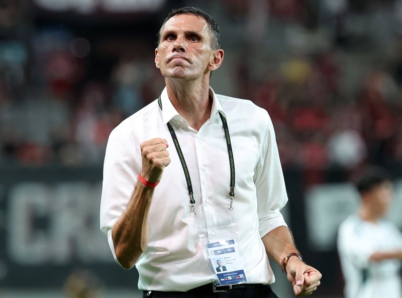 [서울=뉴시스] 이영환 기자 = 2일 오후 서울 마포구 서울월드컵경기장에서 열린 2025 하나은행 코리아컵 8강 전북 현대 모터스와 FC 서울의 경기에서 1-0으로 승리한 전북 현대 거스 포옛 감독이 주먹을 불끈 쥐고 있다. 2025.07.02. 20hwan@newsis.com