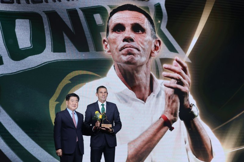 1일 오후 서울 서대문구 홍은동 스위스 그랜드호텔에서 열린 하나은행 K리그 2025대상 시상식에서 K리그1 감독상을 수상한 거스 포옛(전북 현대) 감독이 기념촬영을 하고 있다. 2025.12.1/뉴스1 ⓒ News1 이광호 기자