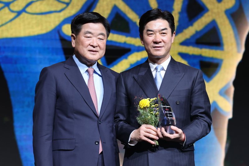 1일 오후 서울 서대문구 홍은동 스위스 그랜드호텔에서 열린 하나은행 K리그 2025대상 시상식에서 K리그2 감독상을 수상한 윤정환(인천 유나이티드)감독이 기념촬영을 하고 있다. 2025.12.1/뉴스1 ⓒ News1 이광호 기자