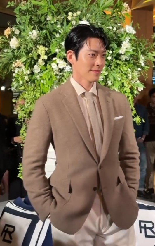 '신민아♥' 김우빈, 결혼 앞두고 태국行…"완벽한 슈트핏"