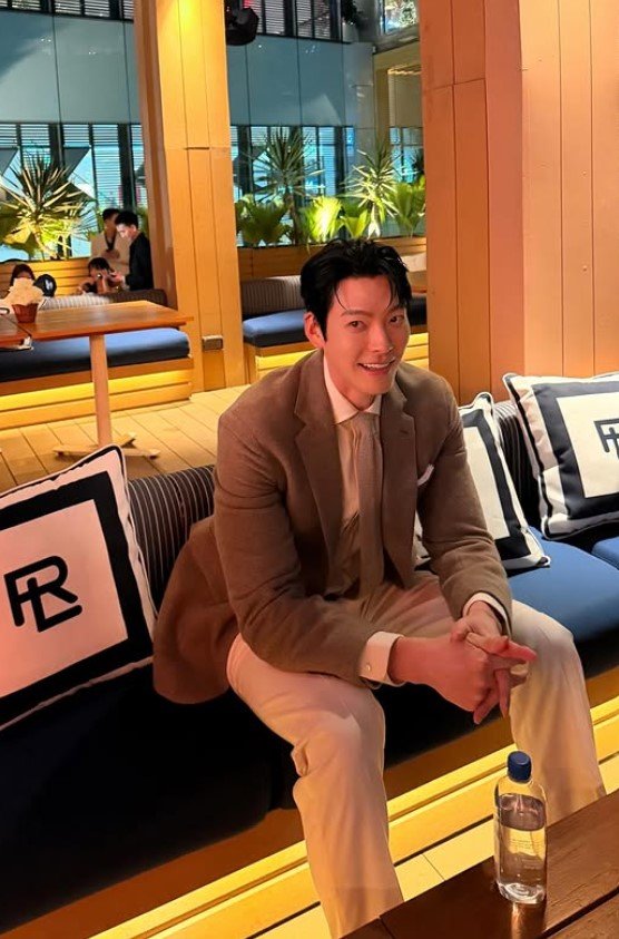 '신민아♥' 김우빈, 결혼 앞두고 태국行…"완벽한 슈트핏"