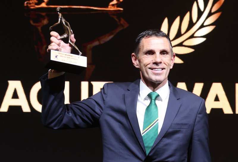 1일 오후 서울 서대문구 홍은동 스위스 그랜드호텔에서 열린 하나은행 K리그 2025대상 시상식에서 K리그1 감독상을 수상한 거스 포옛(전북 현대) 감독이 기념촬영을 하고 있다. ⓒ News1 이광호 기자