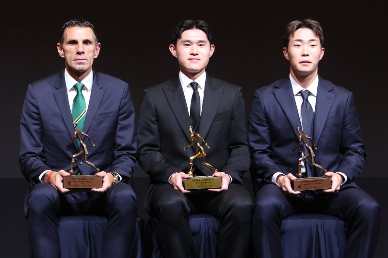 1일 오후 서울 서대문구 홍은동 스위스 그랜드호텔에서 열린 하나은행 K리그 2025대상 시상식에서 K리그1 감독상을 수상한 거스 포옛(전북 현대) 감독과 MVP를 수상한 이동경(울산HD), 영플레이어상 이승원(강원FC)이 기념촬영을 하고 있다. 2025.12.1/뉴스1 ⓒ News1 이광호 기자