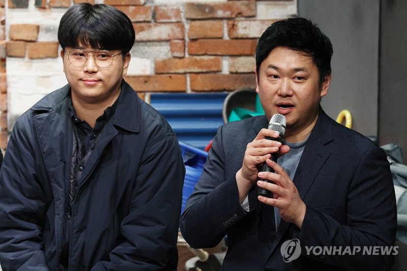 연극 '마트로시카'의 최해주 연출과 서홍석 작가 (출처=연합뉴스)