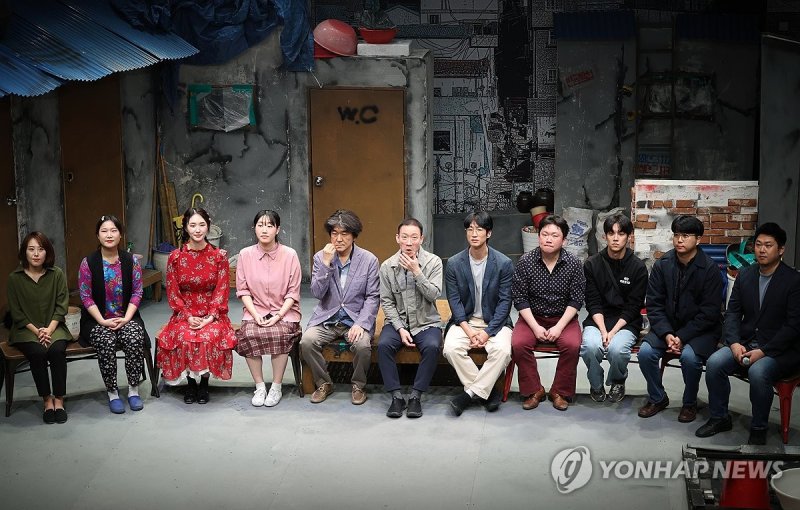 코미디 연극 '마트로시카'의 주역들 (출처=연합뉴스)