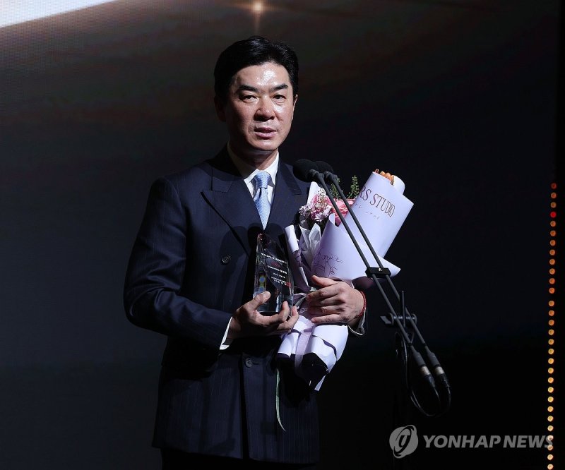 K리그2 감독상 수상한 인천 윤정환 감독 (출처=연합뉴스)