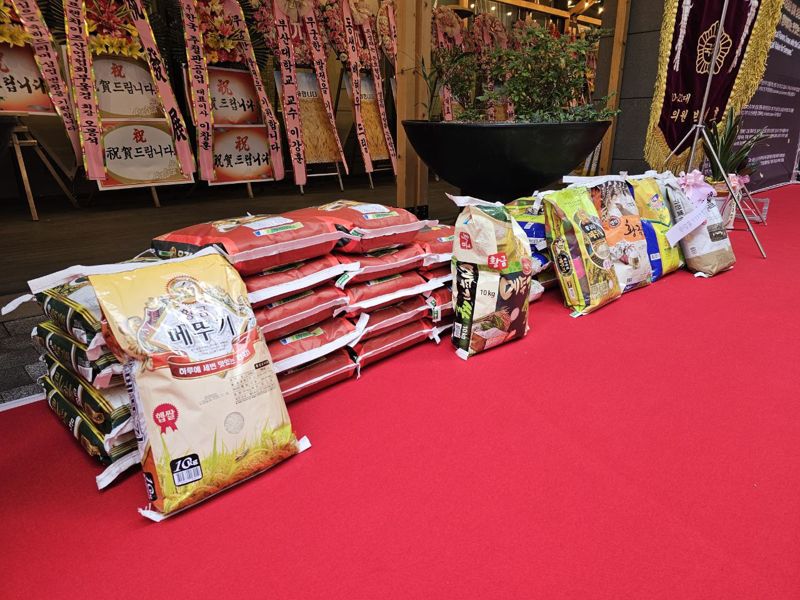 그랜드시티호텔 창원이 지역사회 복지시설에 기증하기로 한 쌀 화환. 그랜드시티호텔 창원 제공