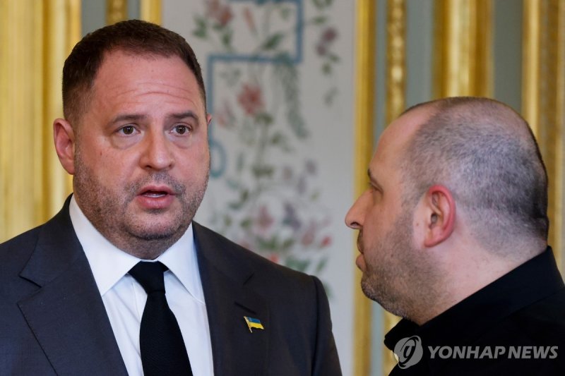 지난해 4월 국방장관 시절 우메로우(오른쪽)와 예르마크 대통령 비서실장 (출처=연합뉴스)