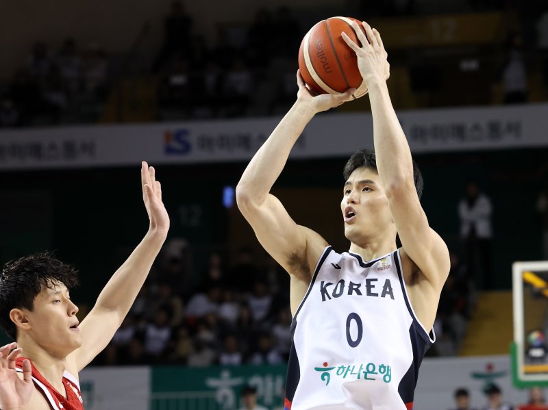 1일 강원 원주 DB프로미 아레나에서 열린 2027 국제농구연맹(FIBA) 월드컵 아시아 예선 1라운드 B조 2차전 한국과 중국의 경기. 한국 하윤기가 중거리 슛을 하고 있다.하윤기
