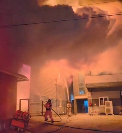 [제주=뉴시스] 1일 오후 제주 서귀포시 토평동 소재 야적장에서 화재가 발생해 소방당국이 진화 작업을 벌이고 있다. (사진=제주소방안전본부 제공) 2025.12.01. photo@newsis.com