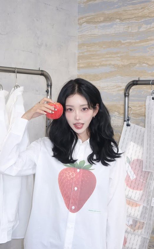 '최진실 딸' 최준희, 딸기 옷에 딸기 들고 '과즙美'