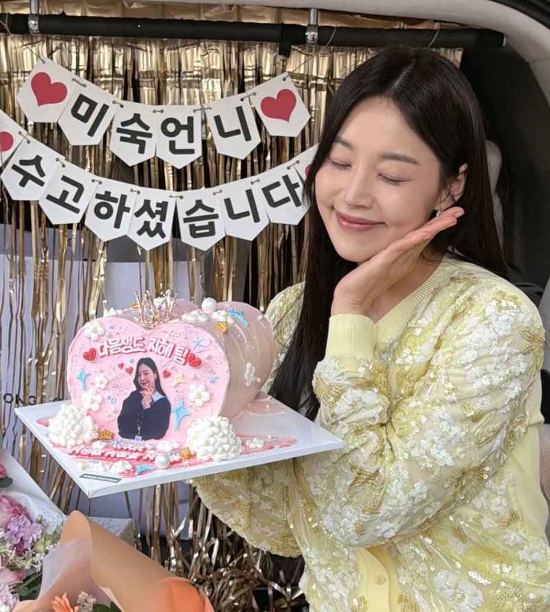 한지혜 물오른 미모…케이크 들고 활짝