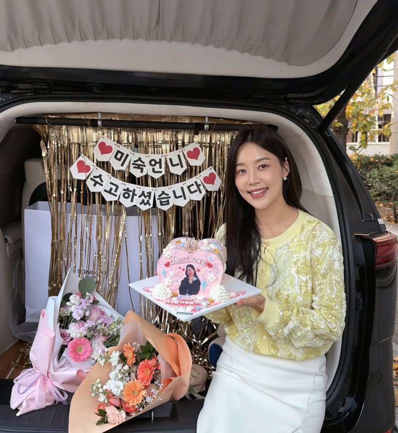 한지혜 물오른 미모…케이크 들고 활짝