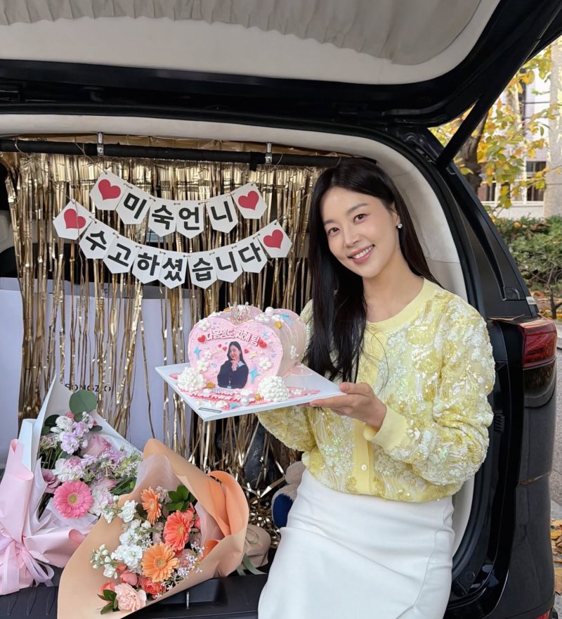 한지혜 물오른 미모…케이크 들고 활짝