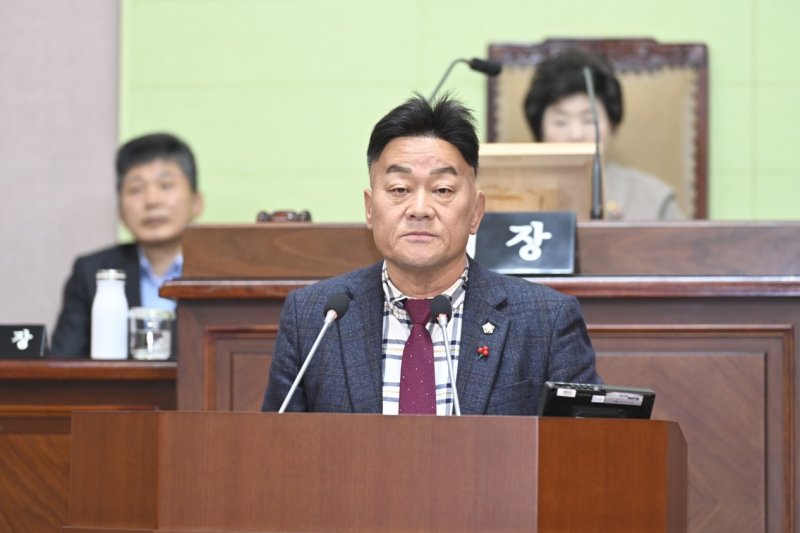 [거제=뉴시스] 신정철 기자= 거제시의회는 1일 제259회 정례회 제1차 본회의를 개회, 김영규, 양태석, 이미숙, 안석봉 의원이 5분 자유발언을 통해 집행부의 대책을 촉구했다.사진은 양태석 의원의 5분 자유발언 모습.(사진=거제시의회 제공).2025.12.01. photo@newsis.com *재판매 및 DB 금지