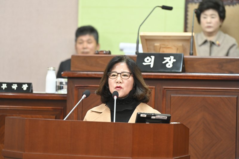 [거제=뉴시스] 신정철 기자= 거제시의회는 1일 제259회 정례회 제1차 본회의를 개회, 김영규, 양태석, 이미숙, 안석봉 의원이 5분 자유발언을 통해 집행부의 대책을 촉구했다.사진은 이미숙 의원의 5분 자유발언 모습.(사진=거제시의회 제공).2025.12.01. photo@newsis.com *재판매 및 DB 금지