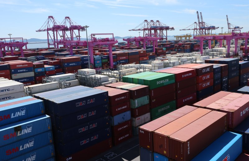 인천 연수구 인천신항 컨테이너 터미널에 컨테이너가 쌓여 있는 모습. /사진=뉴시스