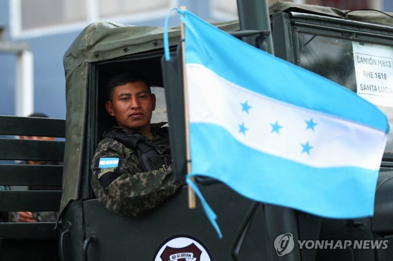 1일(현지시간) 군용 차량에 앉아 있는 온두라스 군인 (출처=연합뉴스)
