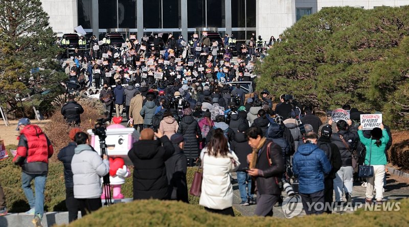 국회로 모이는 시민들 (출처=연합뉴스)
