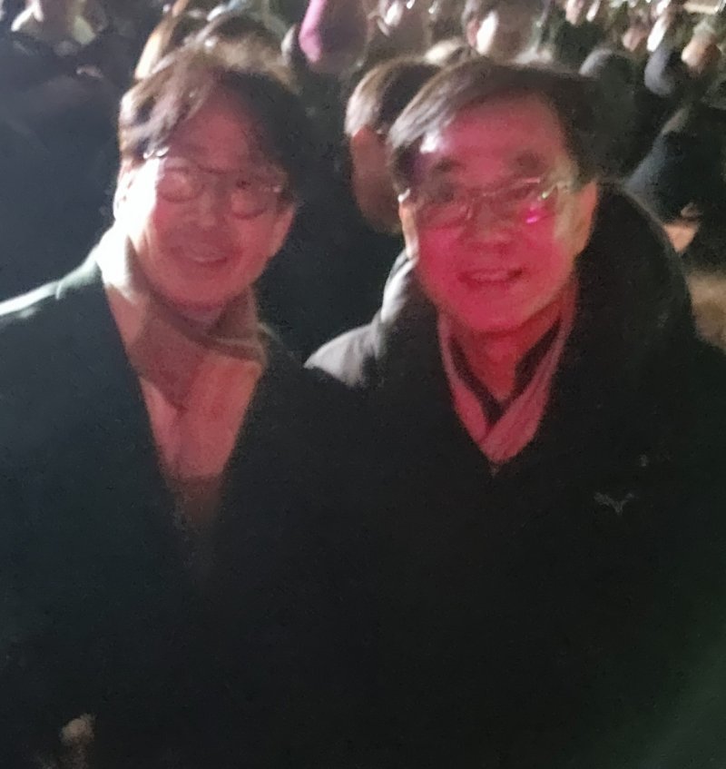 계엄 해제 시위에 참여한 문규식 씨(왼쪽) (출처=연합뉴스)