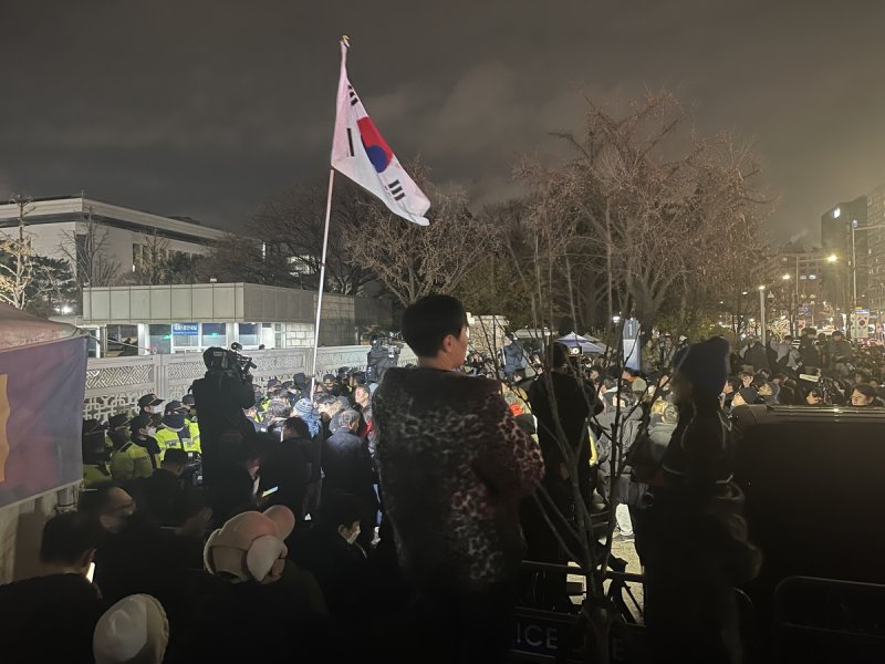 국회의사당에 모인 시위대 (출처=연합뉴스)