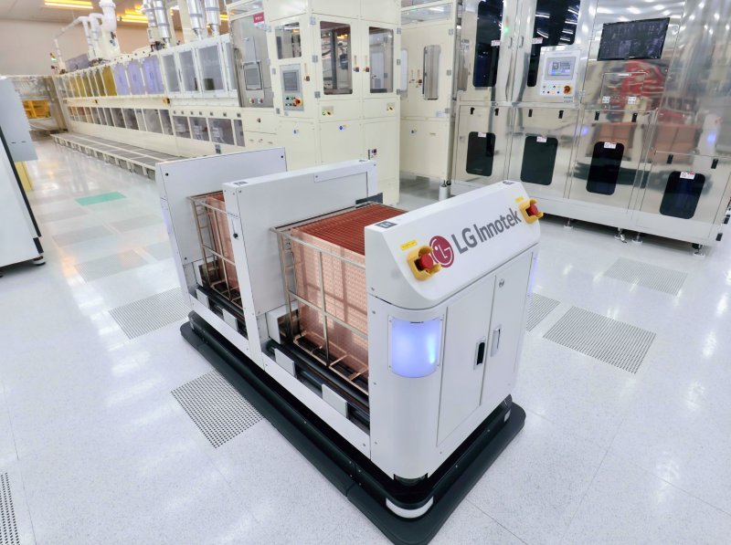 [구미=뉴시스]FC-BGA 생산에 필요한 원자재를 나르는 AMR 자율주행 로봇. (사진=LG이노텍 제공) 2025.04.17. photo@newsis.com *재판매 및 DB 금지