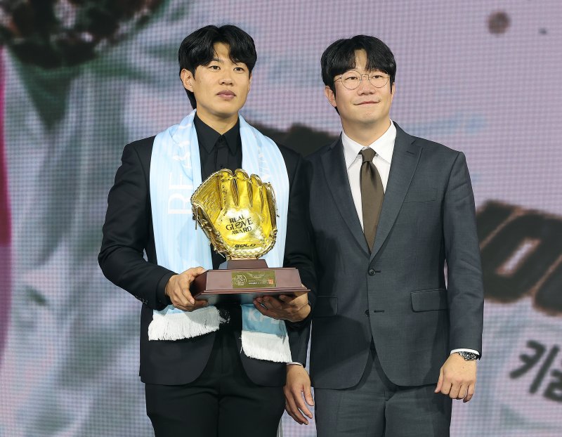 키움 히어로즈 송성문이 1일 서울 광진구 그랜드 워커힐 호텔에서 열린 한국프로야구선수협회 '2025 컴투스프로야구 리얼글러브 어워드'에서 올해의 선수 상을 수상한 후 양현종 한국프로야구선수협회 회장과 기념 촬영을 하고 있다. 리얼글러브 어워드는 KBO리그 포지션별 최고의 '수비수'를 선정하는 시상식으로 선수들이 직접 투표해 수상자를 가린다. 2025.12.1/뉴스1 ⓒ News1 김진환 기자