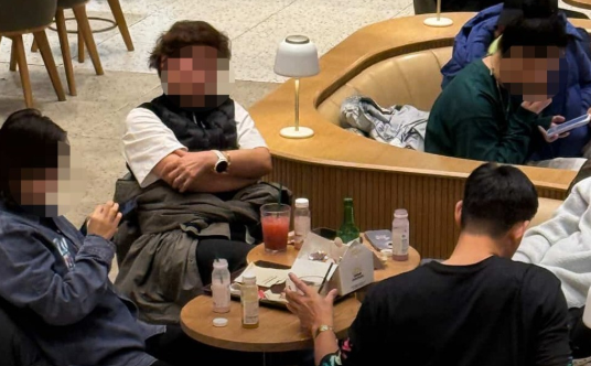 스타벅스 더양평 DT점에서 치킨에 소주 마신 중국인들