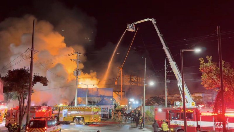 지난 1일 오후 9시27분쯤 발생한 제주 토평공업단지 야적장 화재 현장에서 소방당국이 진화 작업을 하는 모습.(제주도소방안전본부 제공. 재판매 및 DB 금지)