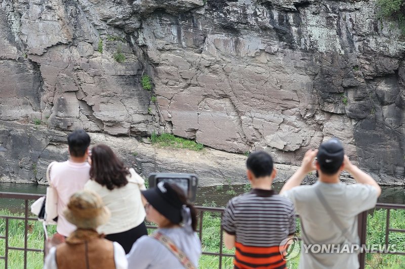반구대 암각화 보러 온 관람객들 (출처=연합뉴스)