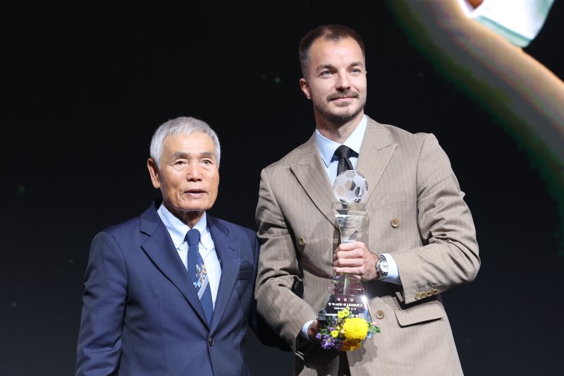 1일 오후 서울 서대문구 홍은동 스위스 그랜드호텔에서 열린 하나은행 K리그 2025대상 시상식에서 K리그2 최다득점상을 수상한 무고사(인천유나이티드)가 이회택 한국OB축구회회장과 기념촬영을 하고 있다. 2025.12.1/뉴스1 ⓒ News1 이광호 기자