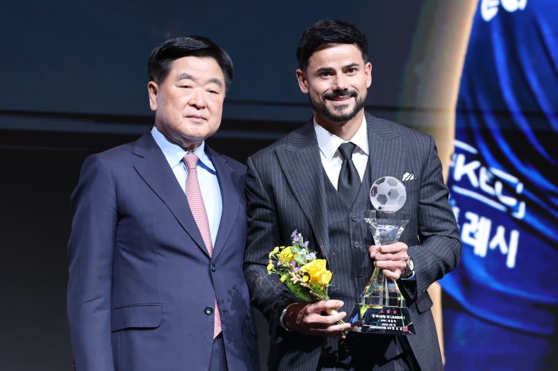 1일 오후 서울 서대문구 홍은동 스위스 그랜드호텔에서 열린 하나은행 K리그 2025대상 시상식에서 K리그1 최다도운상을 수상한 세징야(대구FC)가 기념촬영을 하고 있다. 2025.12.1/뉴스1 ⓒ News1 이광호 기자