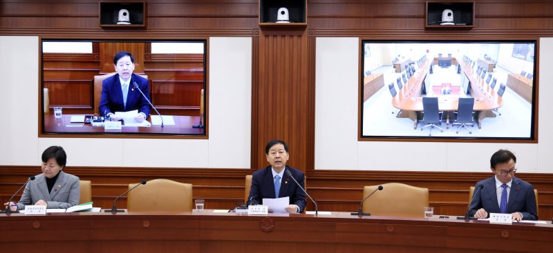 [서울=뉴시스] 추상철 기자 = 구윤철 부총리 겸 기획재정부 장관이 2일 오전 서울 종로구 정부서울청사에서 열린 경제관계장관회의 겸 물가관계장관회의에서 발언하고 있다. 2025.12.02. scchoo@newsis.com