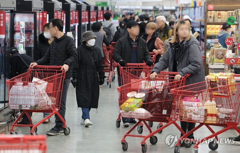 서울 시내 한 마트에서 장을 보는 시민들 (출처=연합뉴스)