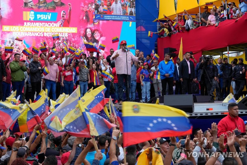 1일(현지시간) 지지자 앞에서 연설하는 마두로 (출처=연합뉴스)