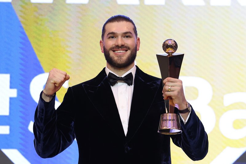 24일 오후 서울 송파구 잠실 롯데월드 호텔에서 열린 프로야구 '2025 신한 SOL 뱅크 KBO리그' 시상식에서 MVP를 수상한 한화 외국인 투수 폰세가 기념 촬영을 하고 있다. 2025.11.24/뉴스1 ⓒ News1 김진환 기자