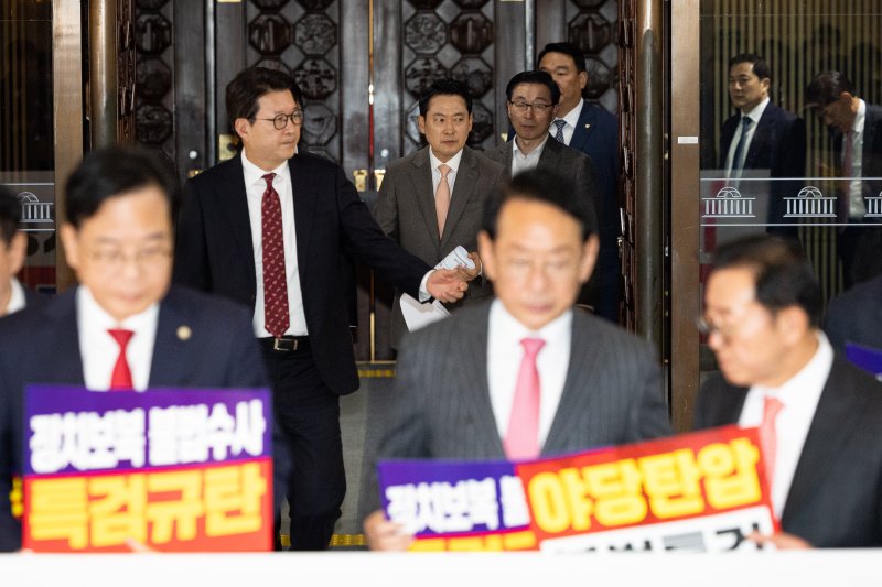 장동혁 국민의힘 대표를 비롯한 의원들이 지난 11월 27일 서울 여의도 국회 로텐더홀에서 추경호 의원에 대한 체포동의안 표결을 거부, 특검 규탄대회를 위해 이동하고 있다. 2025.11.27/뉴스1 ⓒ News1 유승관 기자