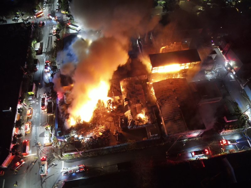 [제주=뉴시스] 1일 오후 9시27분께 제주 서귀포시 토평공업단지 소재 야적장에서 불이 나 소방당국이 진화 작업을 벌이고 있다. (사진=제주소방안전본부 제공) 2025.12.02. photo@newsis.com