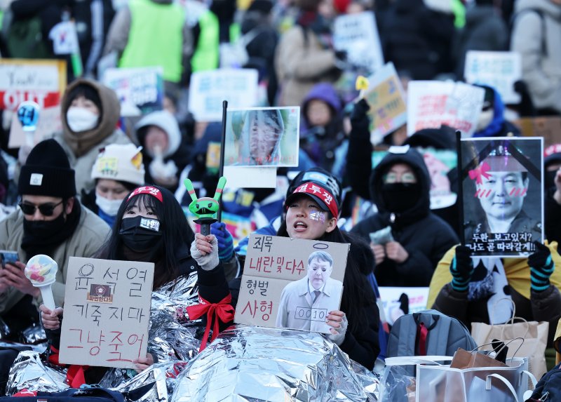 지난 2월 8일 오후 서울 종로구 경복궁역 일대에서 열린 윤석열 대통령 즉각 퇴진 사회대개혁 비상행동 주최 10차 범시민대행진 집회에서 참가자들이 은박담요를 두른 채 윤 대통령의 파면을 촉구하는 구호를 외치고 있다. 2025.2.8/뉴스1 ⓒ News1 오대일 기자