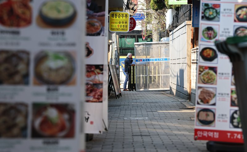 윤석열 대통령 탄핵 심판 선고일을 이틀 앞둔 지난 4월 2일 서울 종로구 헌법재판소 인근 식당가가 한산한 모습을 보이고 있다. 2025.4.2/뉴스1 ⓒ News1 김도우 기자