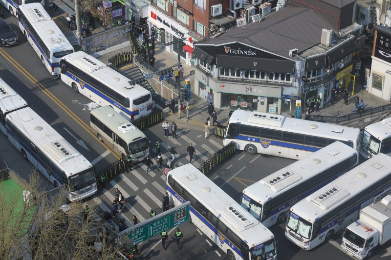 윤석열 대통령 탄핵심판 선고를 하루 앞둔 지난 4월 3일 서울 종로구 재동 헌법재판소 주위로 경찰버스가 겹겹이 세워져 있다. 2025.4.3/뉴스1 ⓒ News1 박정호 기자
